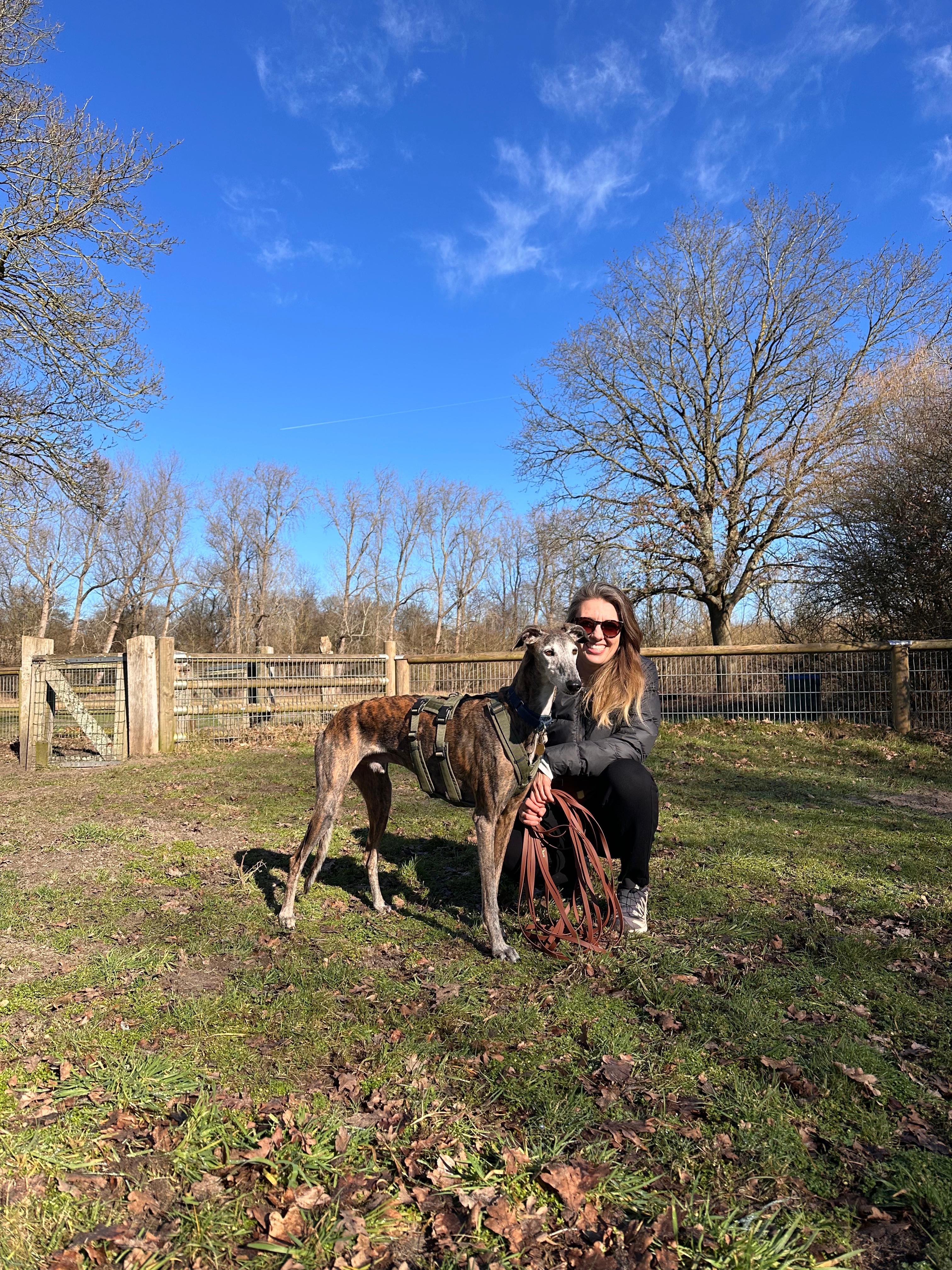 Rita met een van de honden in het park